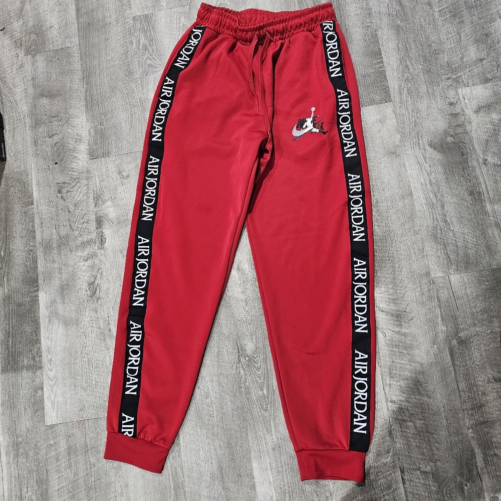 Mens size medium Air Jordan sweatpants.